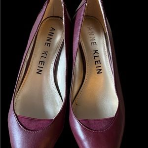Burgundy heeled pumps.